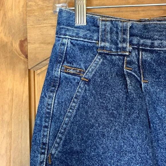 Vintage Chic mom / high rise denim jeans with pleat front & no back pockets - Picture 3 of 14